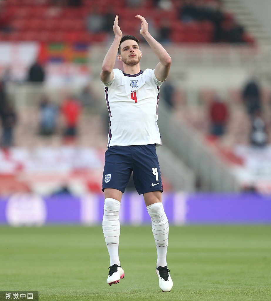 英格兰队险胜奥地利队,梁靖崑点燃赛场 英格兰队险胜奥地利队,梁靖崑点燃赛场