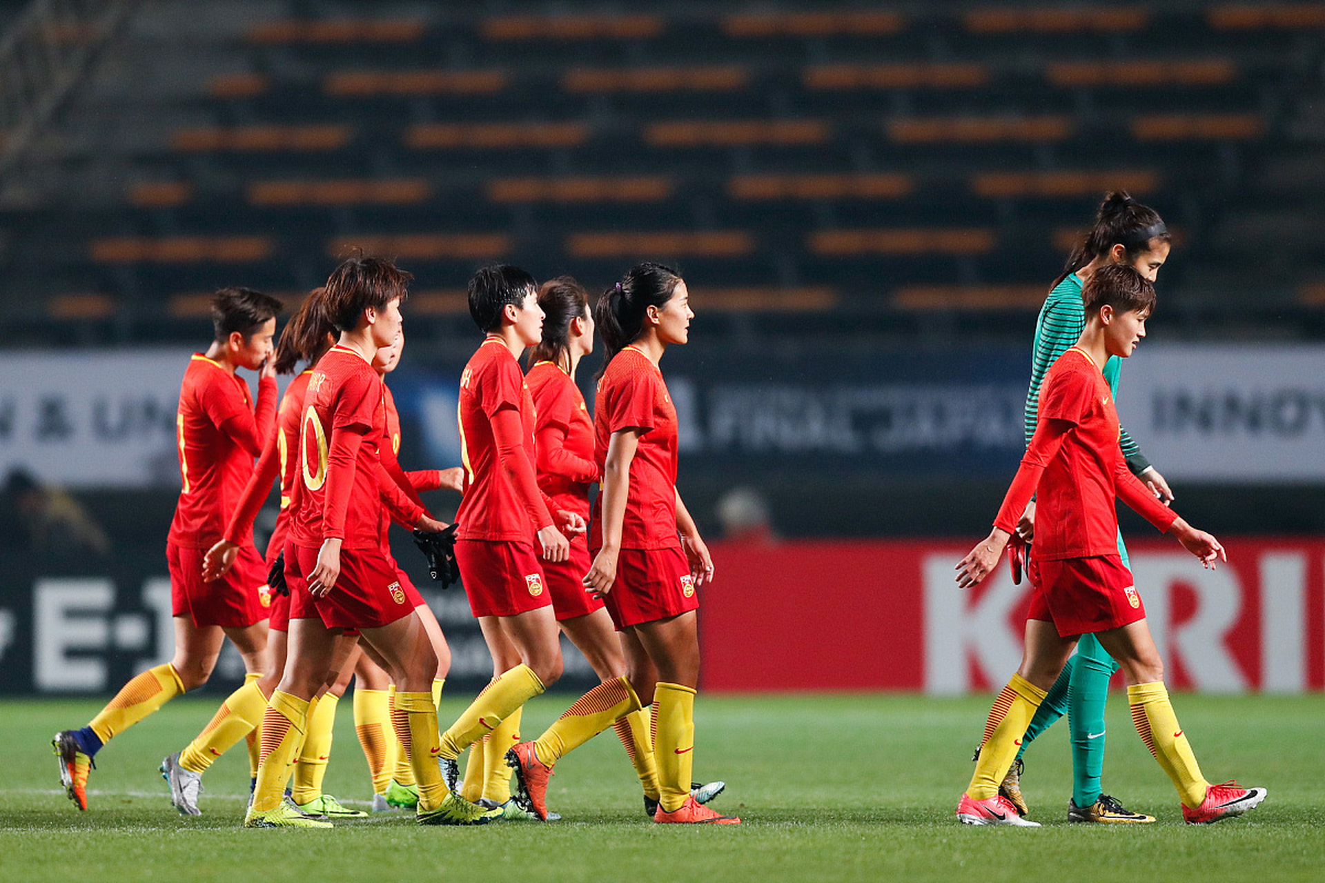 世界女足杯比赛紧张激烈，球员们全力以赴