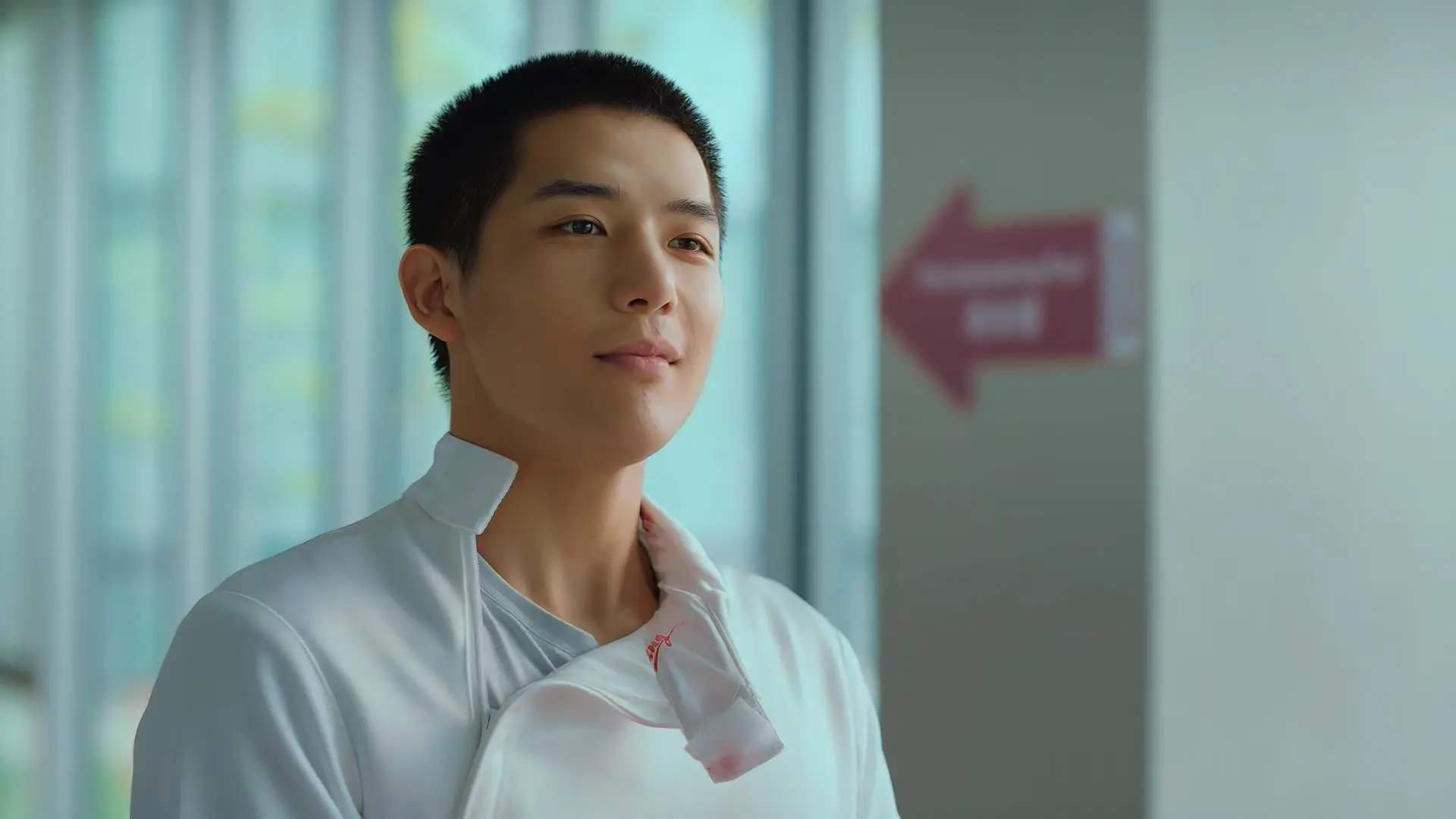 惊险对决！红牛车队险胜哈斯，阿隆索激情点燃赛场