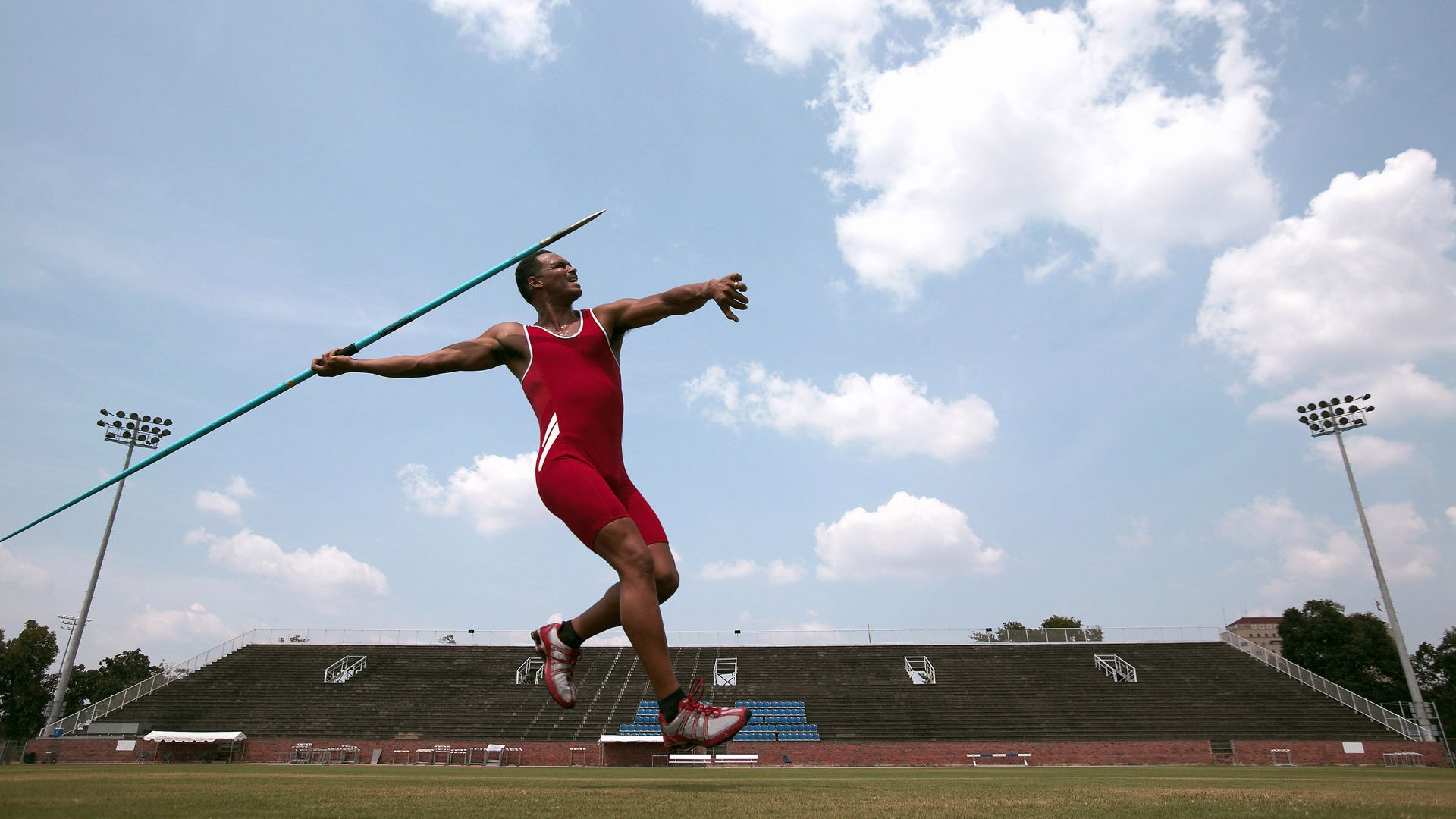 轰鸣与哨音，当F1争冠战场的风驰电掣，遇见广东队最后一秒的绝杀黎明