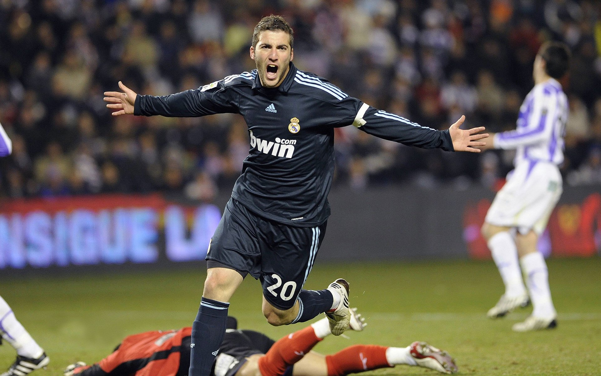 爱游戏官方入口-英德大战再写新篇！铁血防线定乾坤，阿拉巴全场最佳无争议